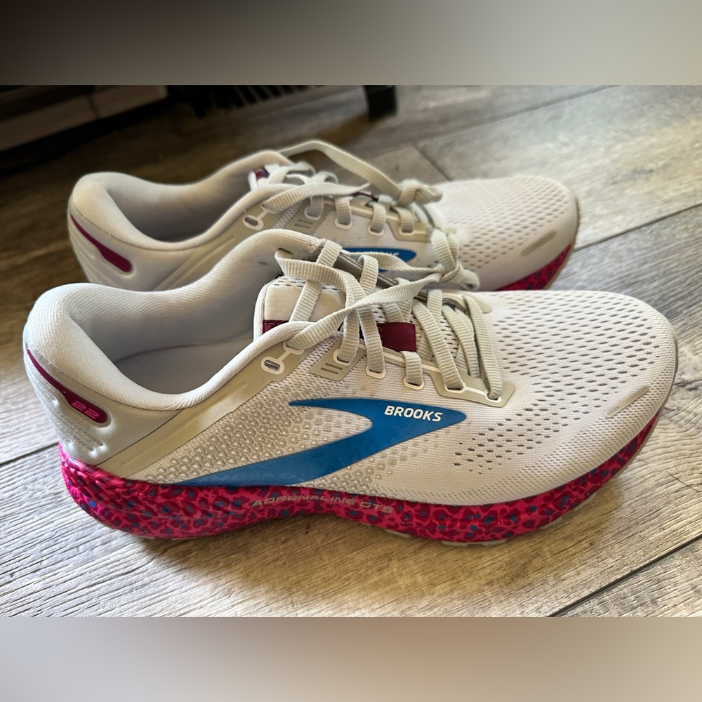 NWOB Brooks Adrenaline GTS 22 Women's Athletic Shoes - White, Blue, and Pink
